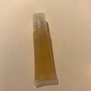 I’m selling lip gloss text me which one you want